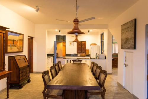 مطعم, Villa Atulya at Ocean's edge in ميرريسا