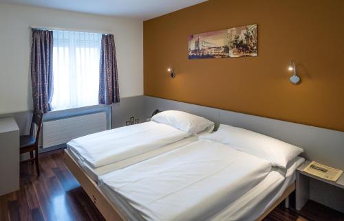 Double Room image 3