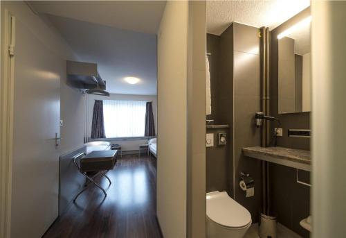 Twin Room image 8