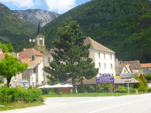 Hôtel Restaurant Les Alpins - Hôtel - Saint-Julien-en-Beauchêne