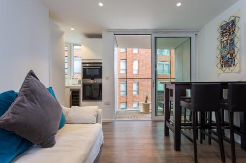 Contemporary 3 Bed Apartment Near King George's Park Sleeps 6, Wandsworth, London