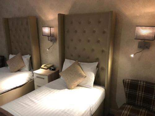 2 twin beds