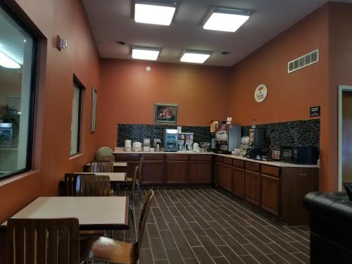 Super 8 by Wyndham Bellefontaine - image 9