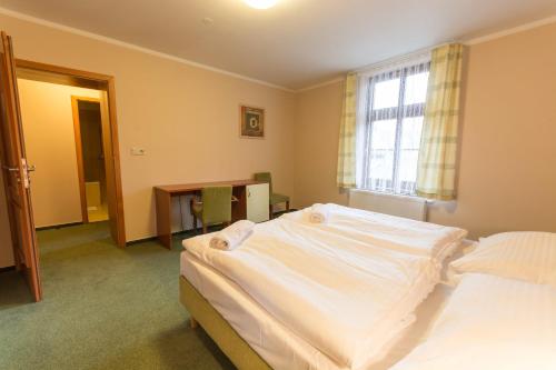 4 twin beds