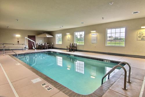Swimming pool, Cobblestone Inn and Suites Crookston in Crookston (MN)