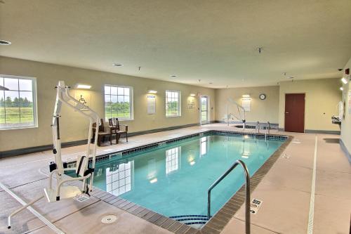 Swimming pool, Cobblestone Inn and Suites Crookston in Crookston (MN)