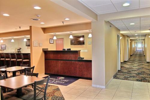 Cobblestone Inn and Suites Crookston - 로비