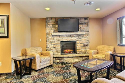 Shared lounge/TV area, Cobblestone Inn and Suites Crookston in Crookston (MN)