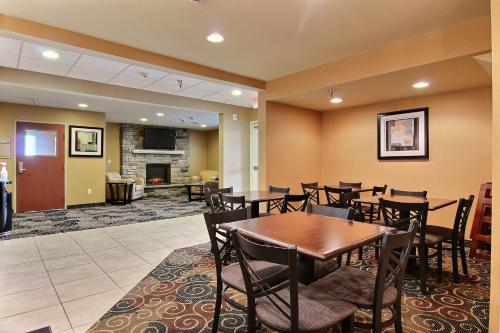Cobblestone Inn and Suites Crookston - 로비