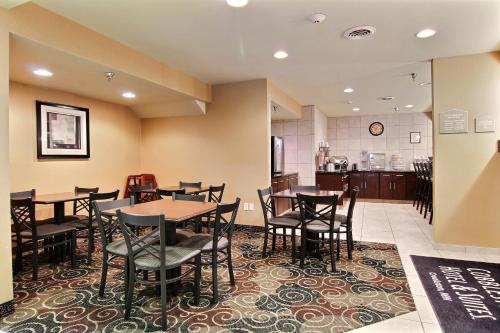 Cobblestone Inn and Suites Crookston - 로비