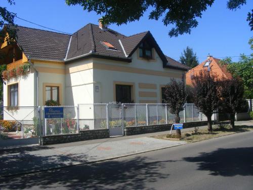  Napfény Apartmanház, Pension in Eger