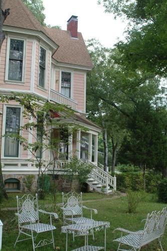 1884 Wildwood Bed and Breakfast Inn - image 7