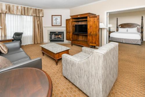 Richmond Inn & Suites Trademark Collection by Wyndham - image 9