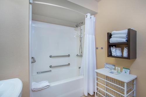 Queen Studio Suite with Bath Tub - Mobility Accessible - Non-Smoking