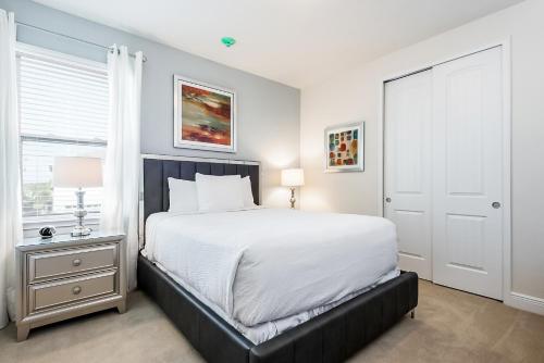 Stylish Home with Media Room & Pool Table near Disney - 7601M - image 2