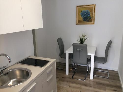 Apartma City & Free Parking - image 5