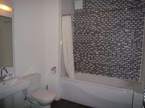Castlemartyr Holiday Mews 2 bed - image 11