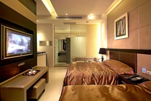 2 queen beds