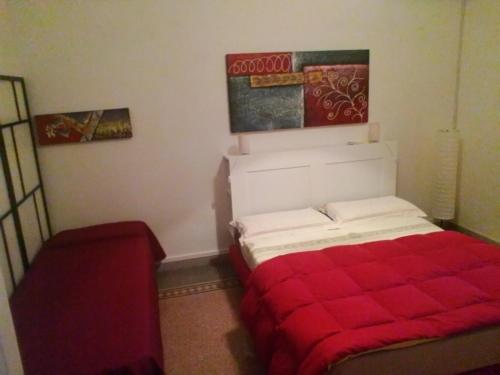 Basic Triple Room with Shared Bathroom image 2