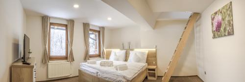 1 queen bed, 2 twin beds