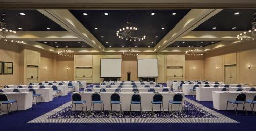 129977889 Graduate by Hilton Lincoln