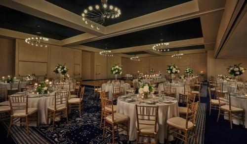 129977924 Graduate by Hilton Lincoln