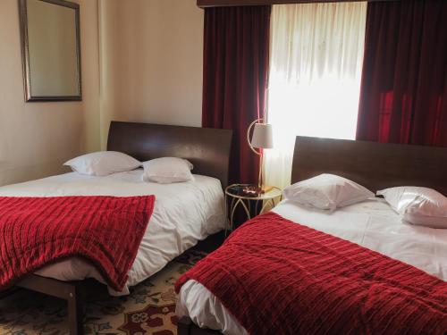 2 queen beds