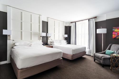 2 queen beds