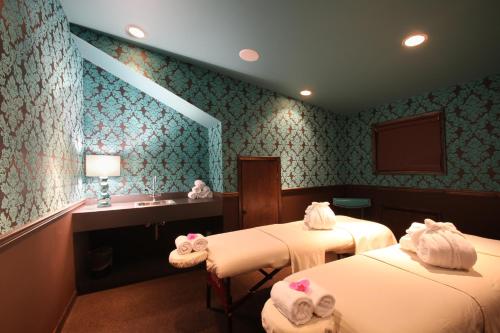 The Roxbury Motel