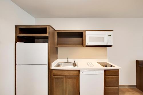 Kitchen, WoodSpring Suites Houston 288 South Medical Center in South Houston
