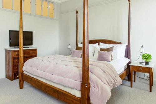 Ramsay Gardens - Grand 4-Bedroom Apartment Next To Castle - image 9