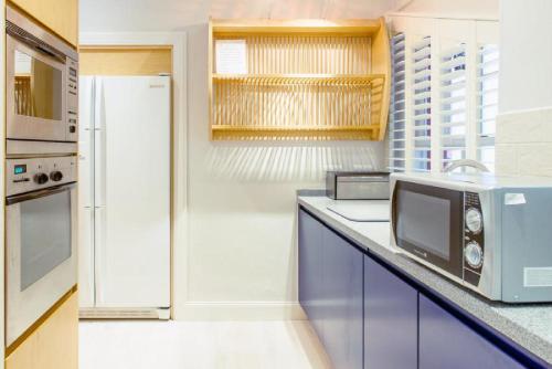 Ramsay Gardens - Grand 4-Bedroom Apartment Next To Castle - image 8