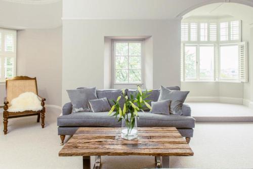 Ramsay Gardens - Grand 4-Bedroom Apartment Next To Castle - image 5