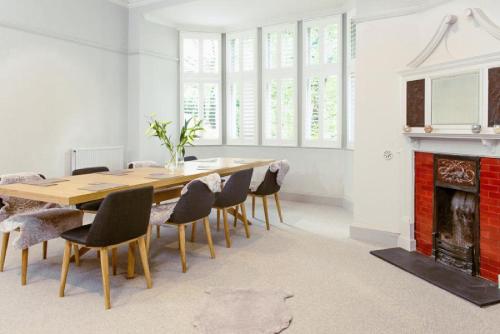Ramsay Gardens - Grand 4-Bedroom Apartment Next To Castle, Edimburgo (foto 2)