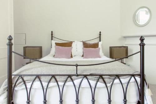 Ramsay Gardens - Grand 4-Bedroom Apartment Next To Castle - image 13