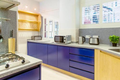 Ramsay Gardens - Grand 4-Bedroom Apartment Next To Castle - image 4