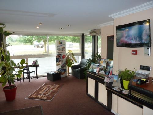 Shared lounge/TV area, Quick Palace Poitiers in Poitiers