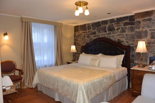 Standard King Room image 7