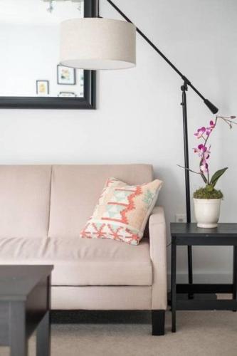 Third Ward 1 and 2 BR with Patio by Frontdesk