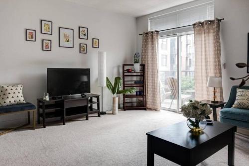 . Third Ward 1 and 2 BR with Patio by Frontdesk