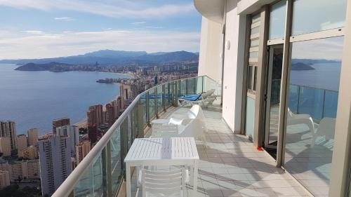  Luxury Penthouse on the 42nd floor with amazing sea views, Pension in Benidorm