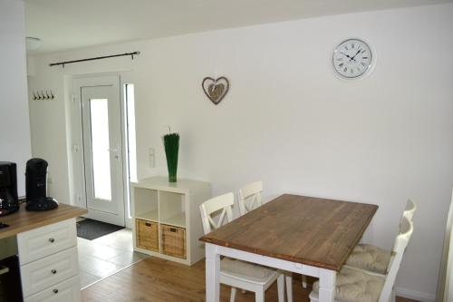 2x Monteurwohnung 1x 2 kleine Einzelzimmer 1x Doppelbett und Schlafcouch im Wohnbereich 2x Monteurwohnung 1x 2 kleine Einzelzimmer 1x Doppelbett und Schlafcouch im Wohnbereich