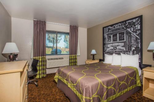 Queen Room with Mobility/Hearing Access - Non-Smoking