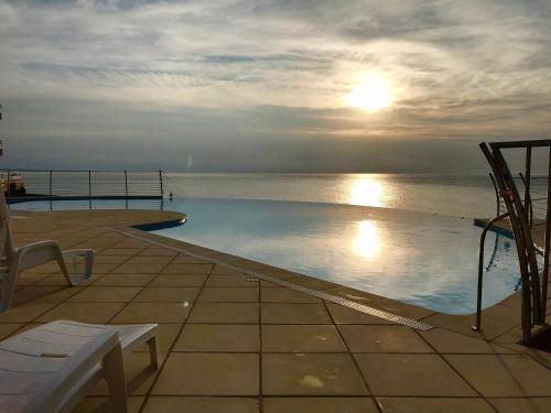 Bright apartment with a garden and a wonderfull sea view in 주앙-레-팽 시티 센터