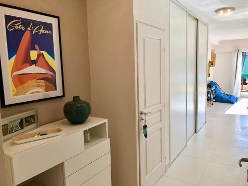 Bright apartment with a garden and a wonderfull sea view in 주앙-레-팽 시티 센터
