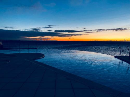 수영장, Bright apartment with a garden and a wonderfull sea view in 주앙-레-팽 시티 센터