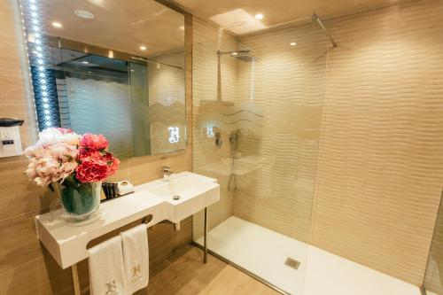 Standard Twin Room image 7