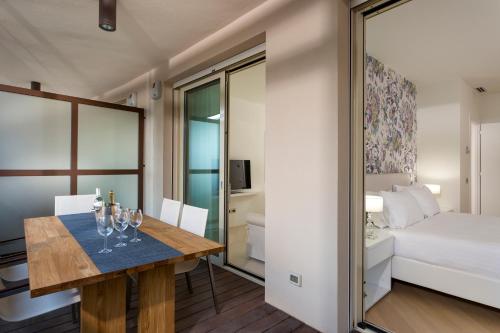 Embassy Aparthotel - image 10