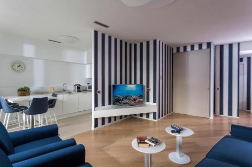 Embassy Aparthotel - image 6