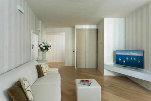Embassy Aparthotel - image 9
